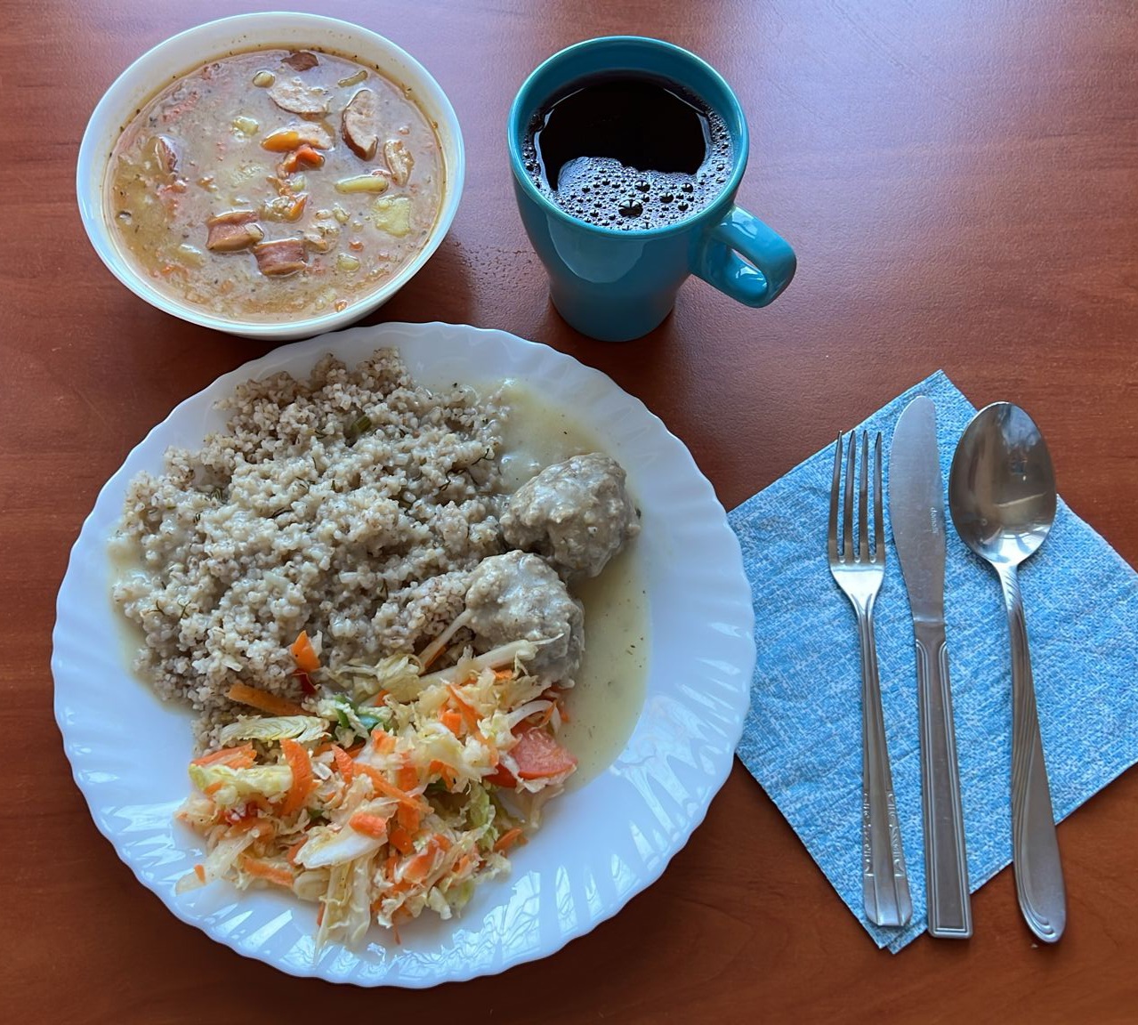 zupa, pulpety w sosie z kaszą i sur&oacute;wką z kapusty i marchewki, kompot