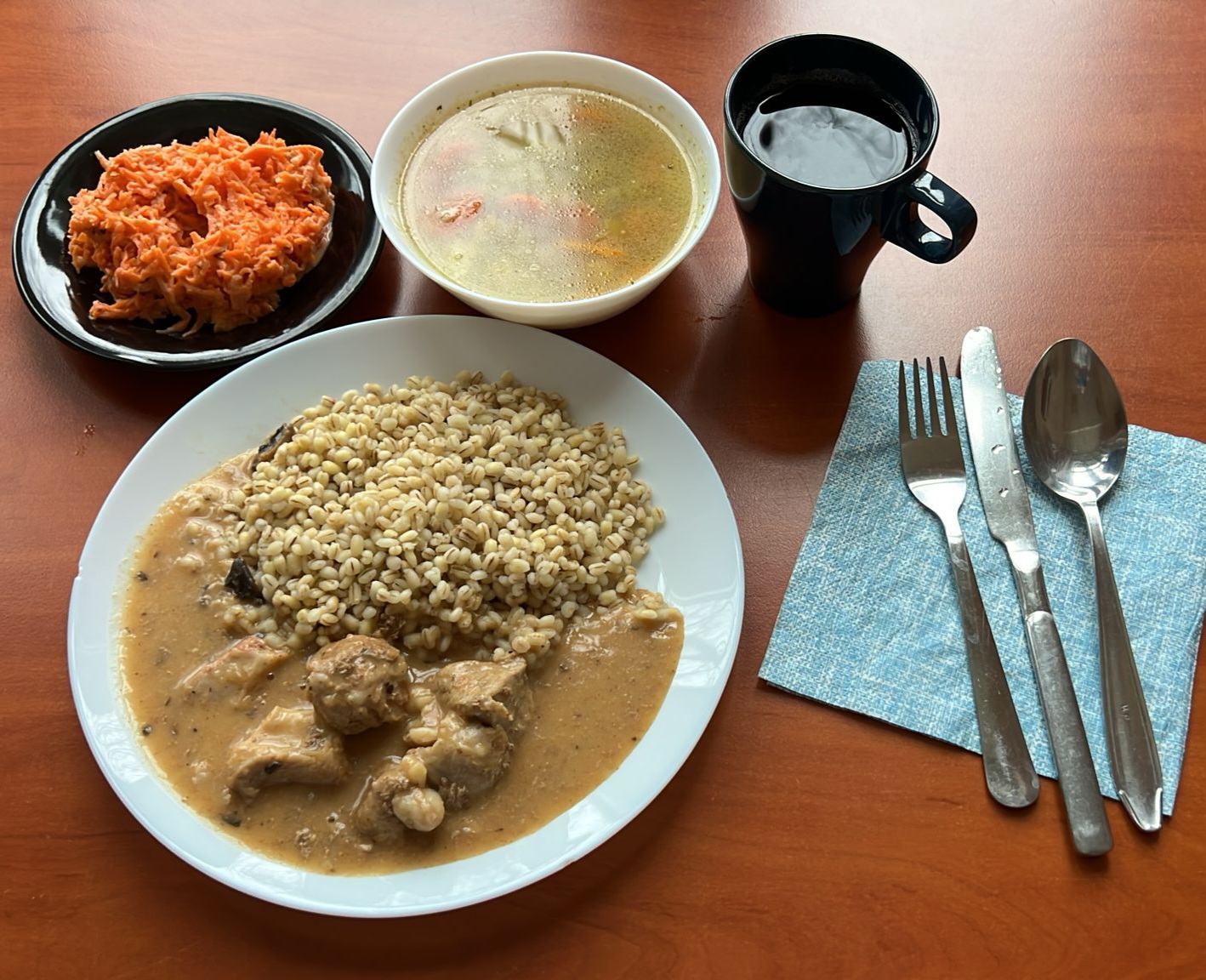 zupa jarzynowa, gulasz wieprzowy z kaszą i sur&oacute;wką, kompot