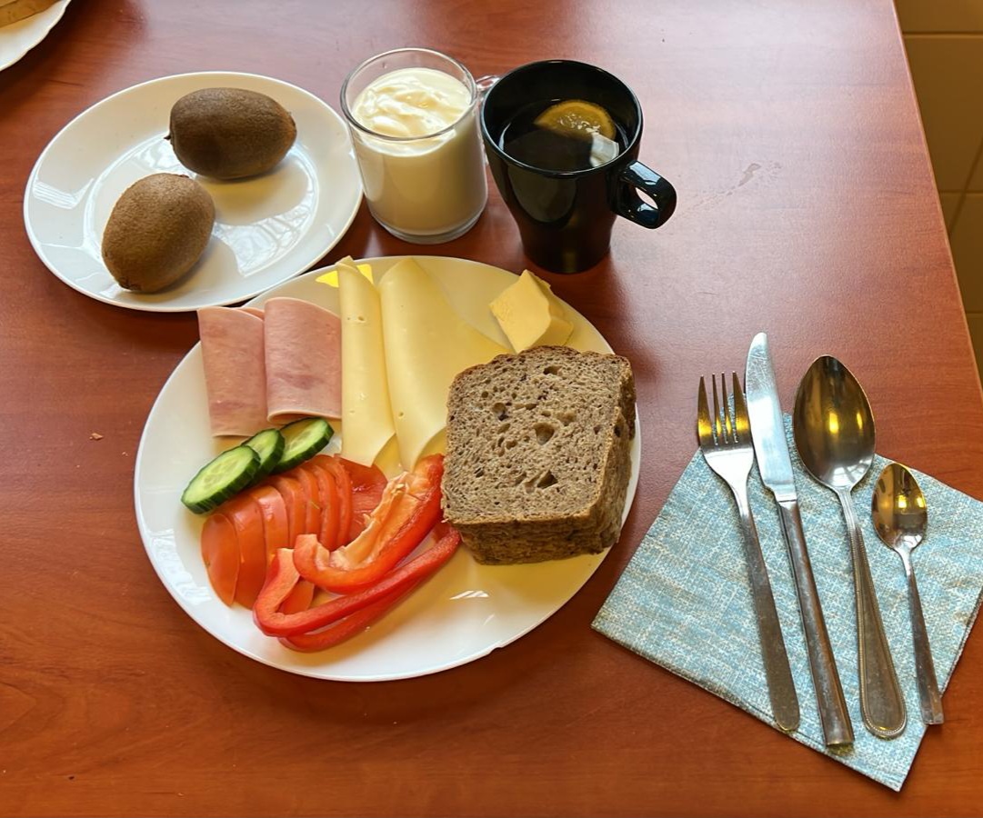 kanapki z wędliną, serem i warzywami, herbata z cytryną, kiwi i jogurt naturalny