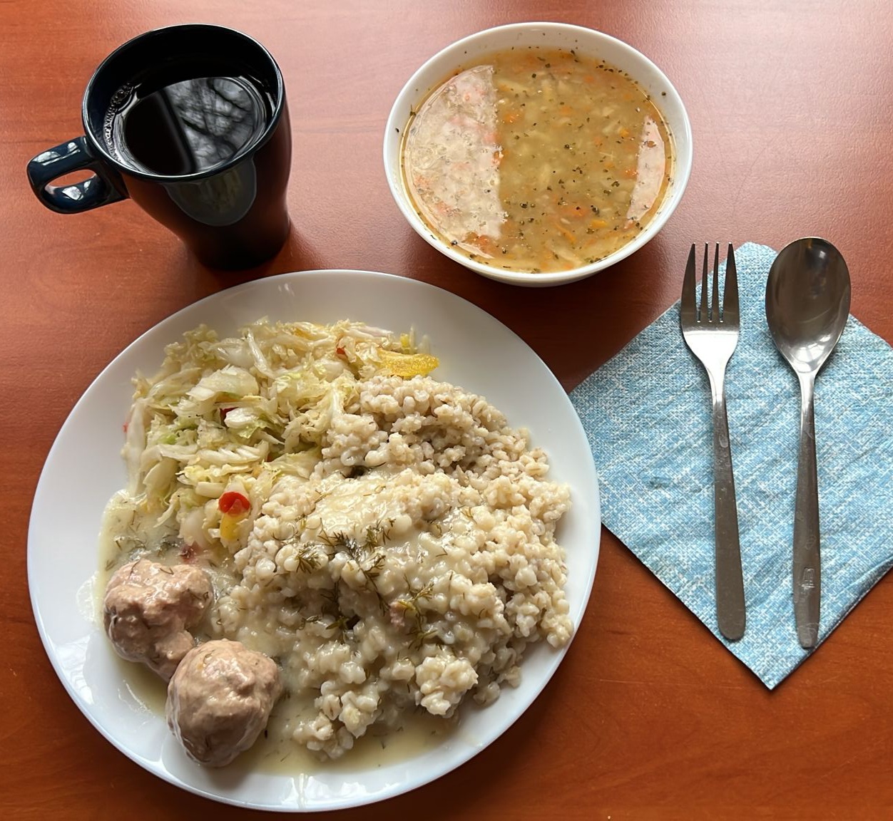 zupa, pulpety z kaszą i sur&oacute;wką, kompot