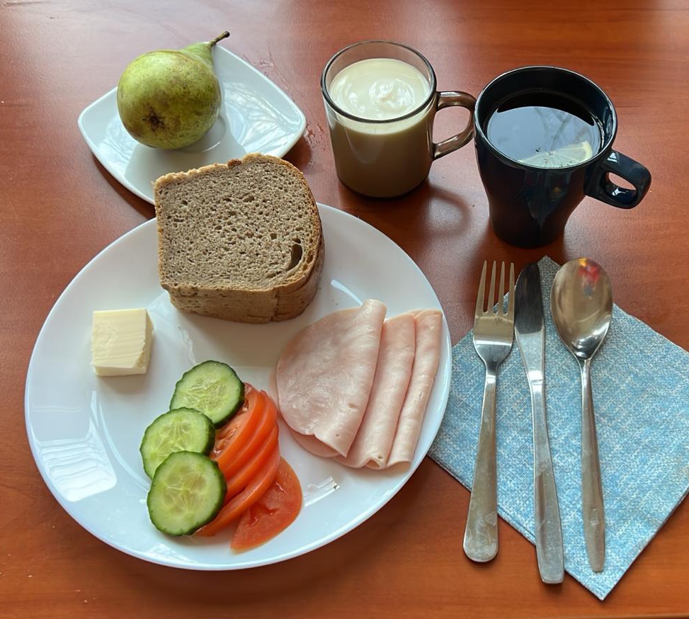 kanapki z wędliną i warzywami, herbata z cytryną, gruszka i jogurt naturalny