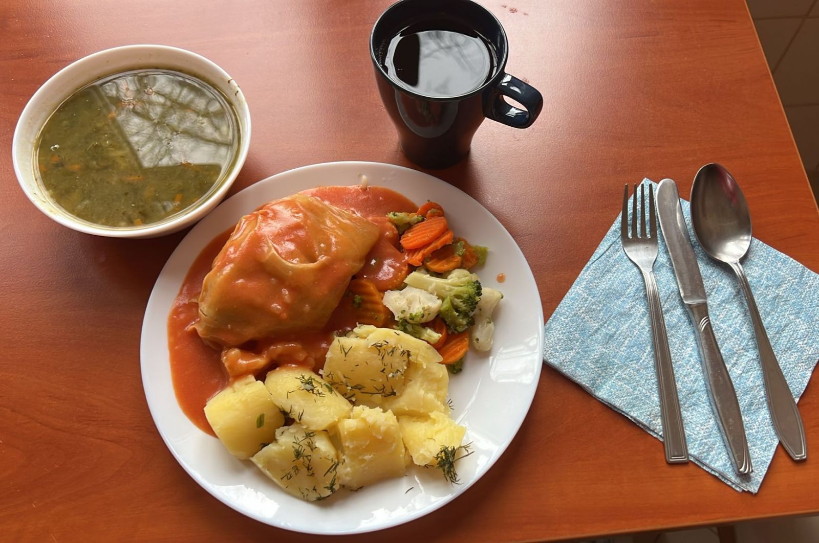 zupa szczawiowa, gołąbek w sosie z ziemniakami i bukietem warzyw, kompot