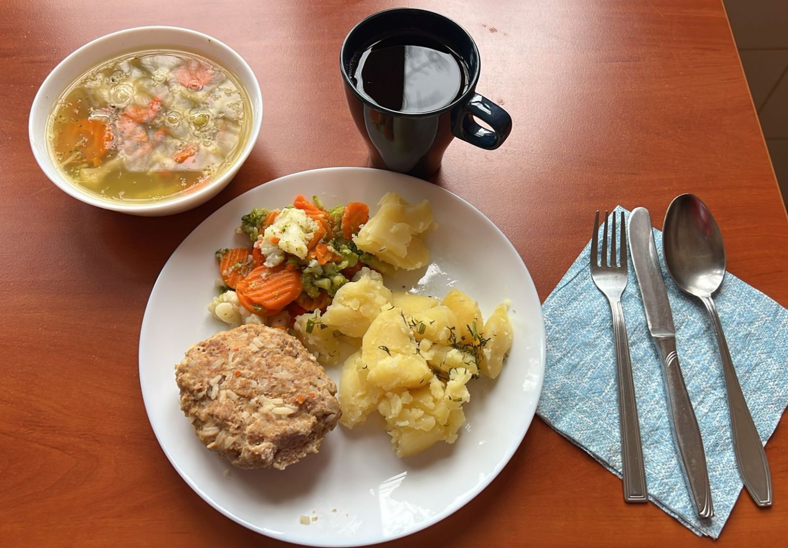 zupa jarzynowa, kotlet mięsno-ryżowy, ziemniaki, bukiet warzyw, kompot