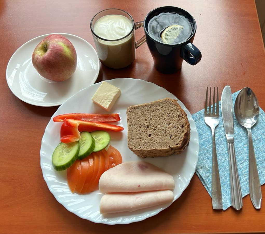 kanapki z wędliną i warzywami, herbata z cytryną, jabłko i jogurt