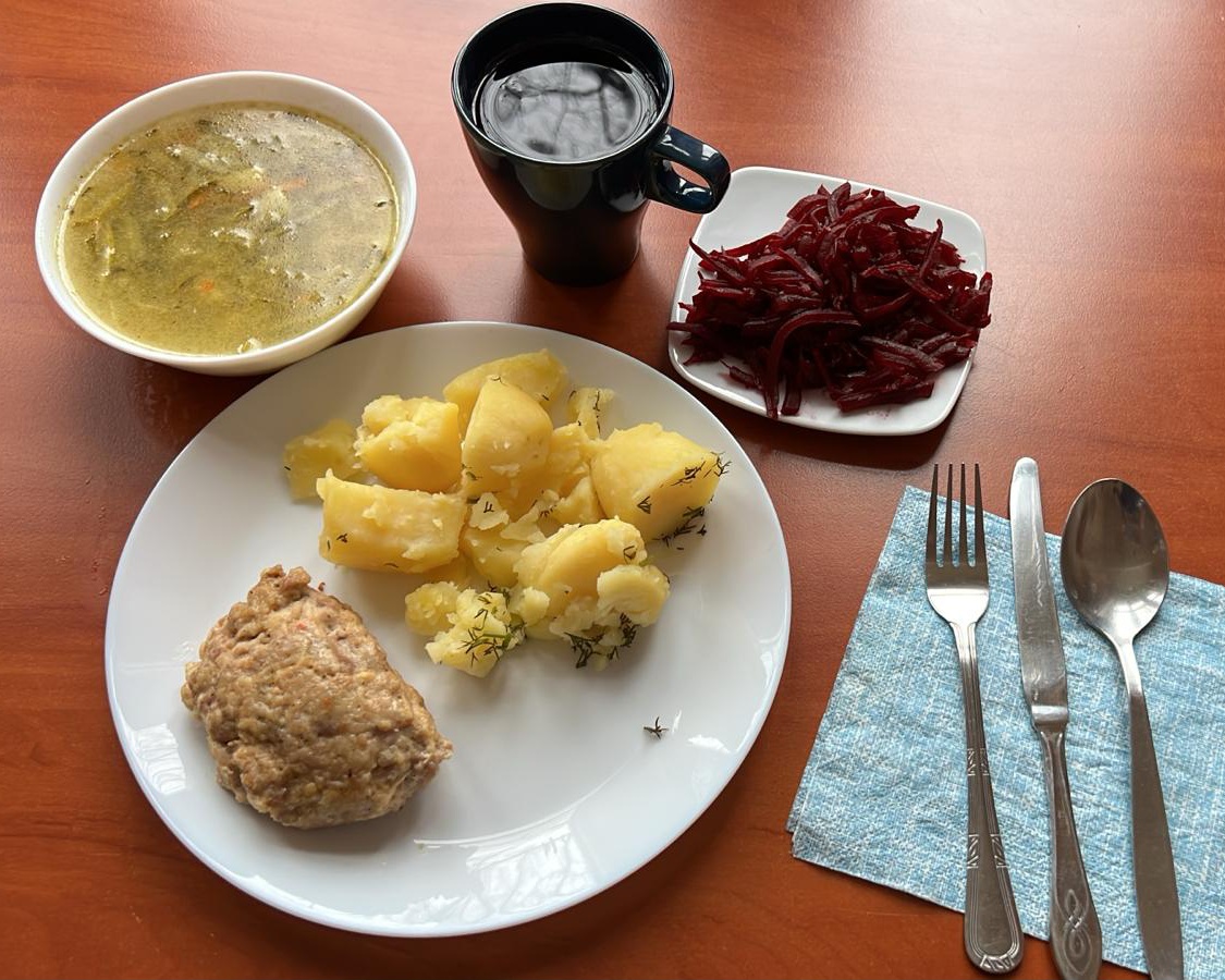 zuoa og&oacute;rkowa, kotlet mielony z ziemniakami i burakami, kompot