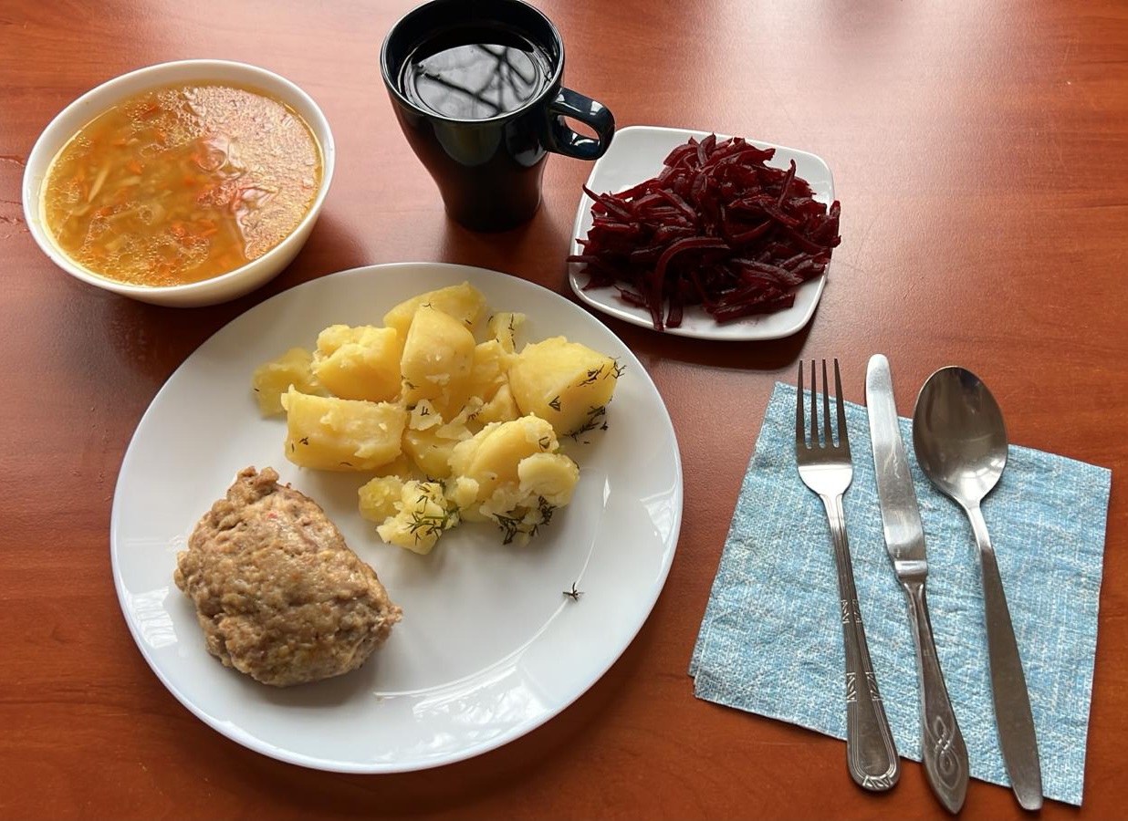 zuoa ryżowa, kotlet mielony z ziemniakami i burakami, kompot