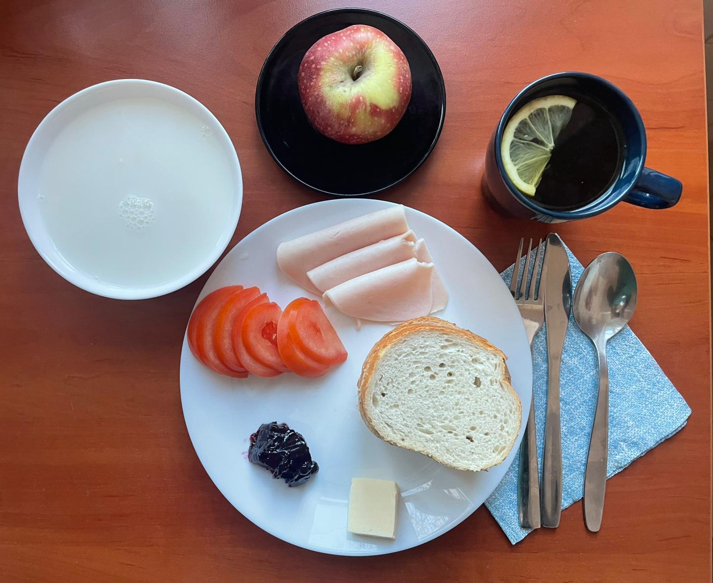 zupa mleczna, dżem, kanapki z wędliną i pomidorem, herbata z cytryną, pieczone jabłko