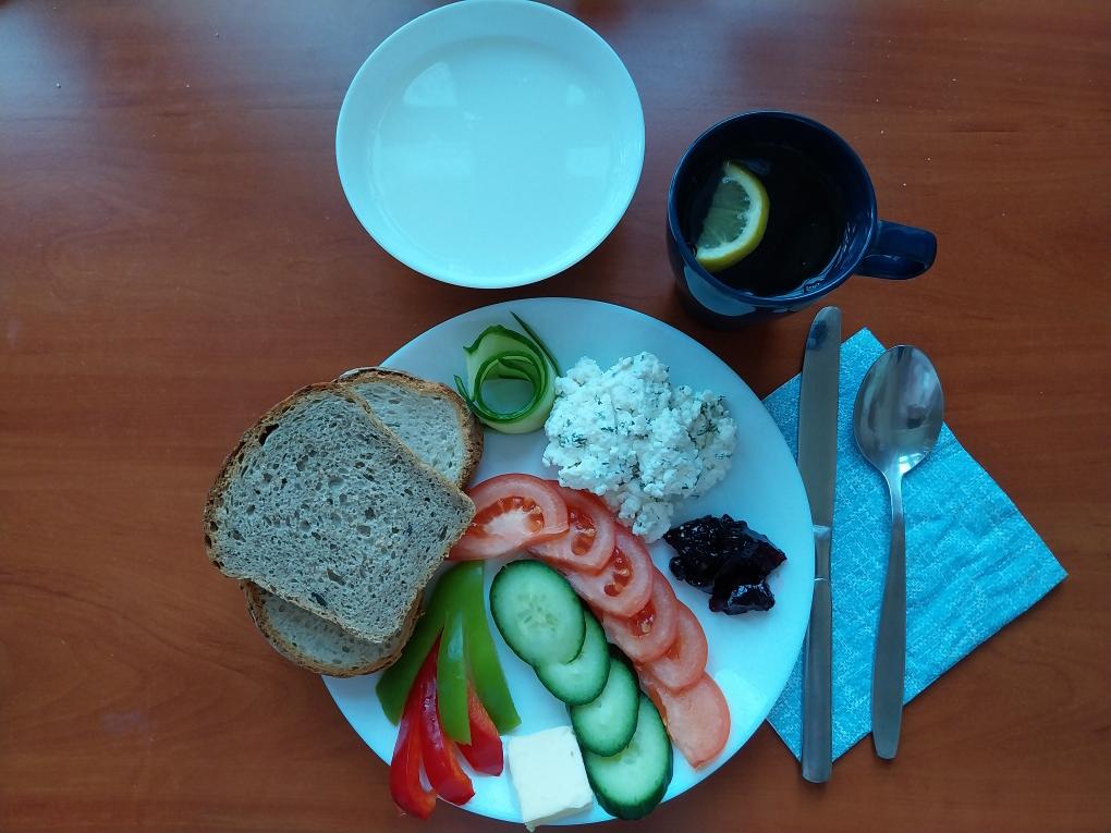 zupa mleczna, dżem, kanapki z twarogiem i warzywami, herbata z cytryną