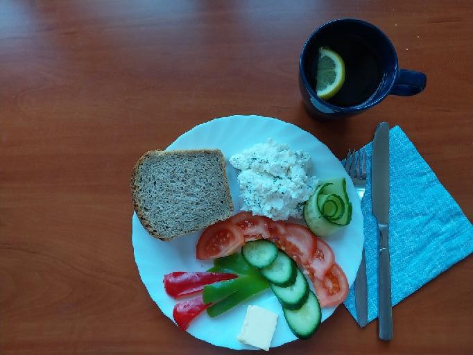 kanapki z twarogiem i warzywami, herbata z cytryną