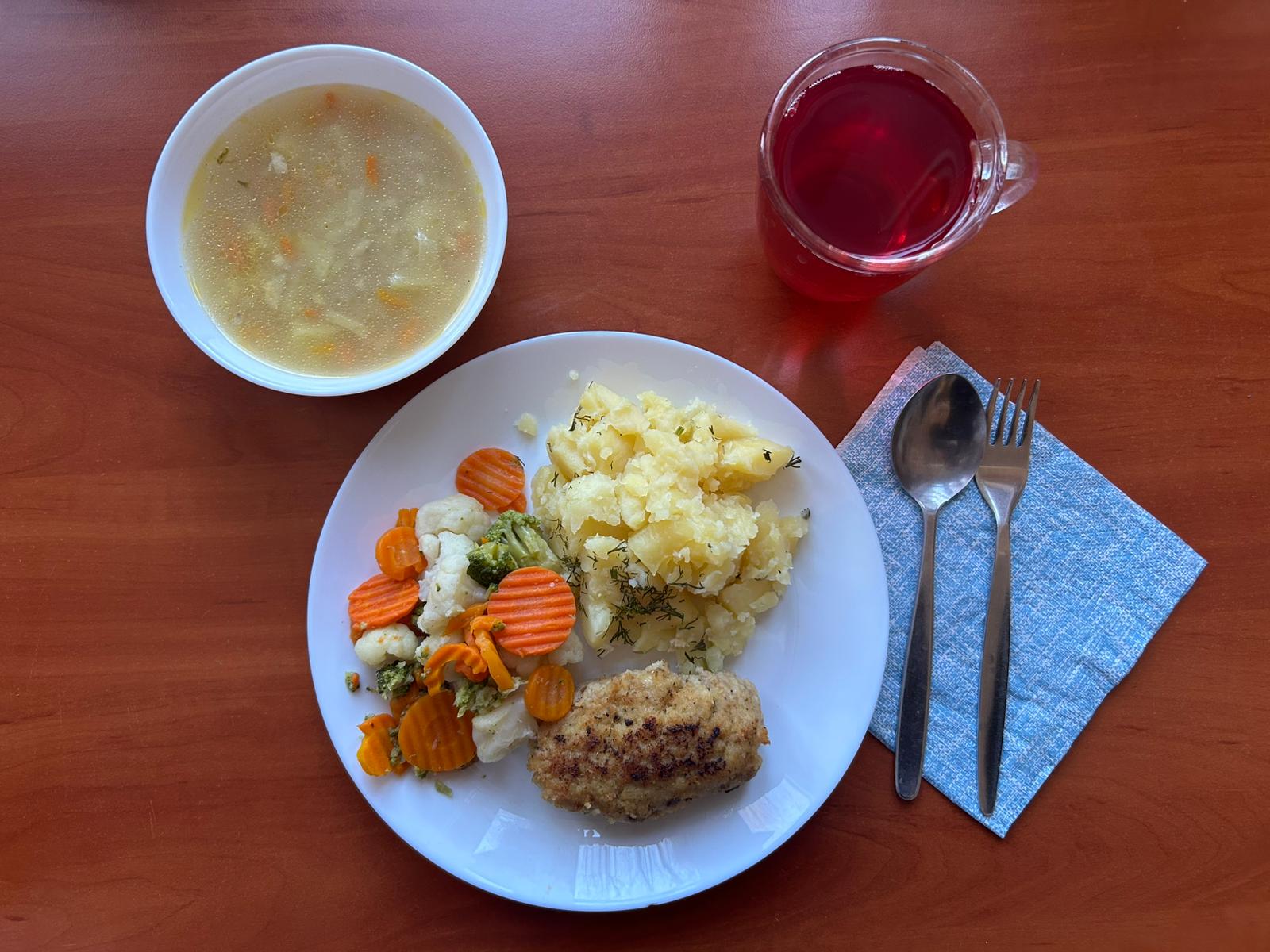 krupnik, kotlet rybny, ziemniaki, warzywa gotowane, kompot