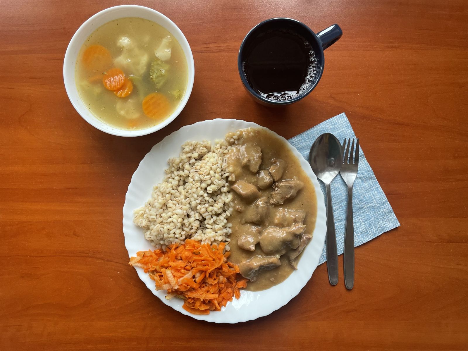 gulasz z indyka, kasza