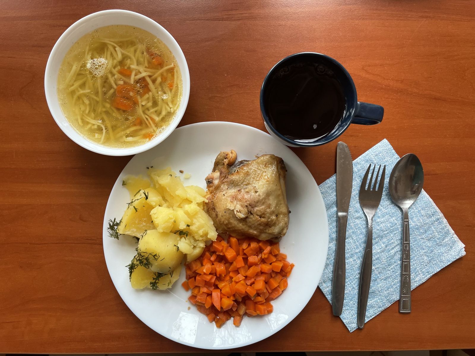 ziemniaki, udko z kurczaka, rosół