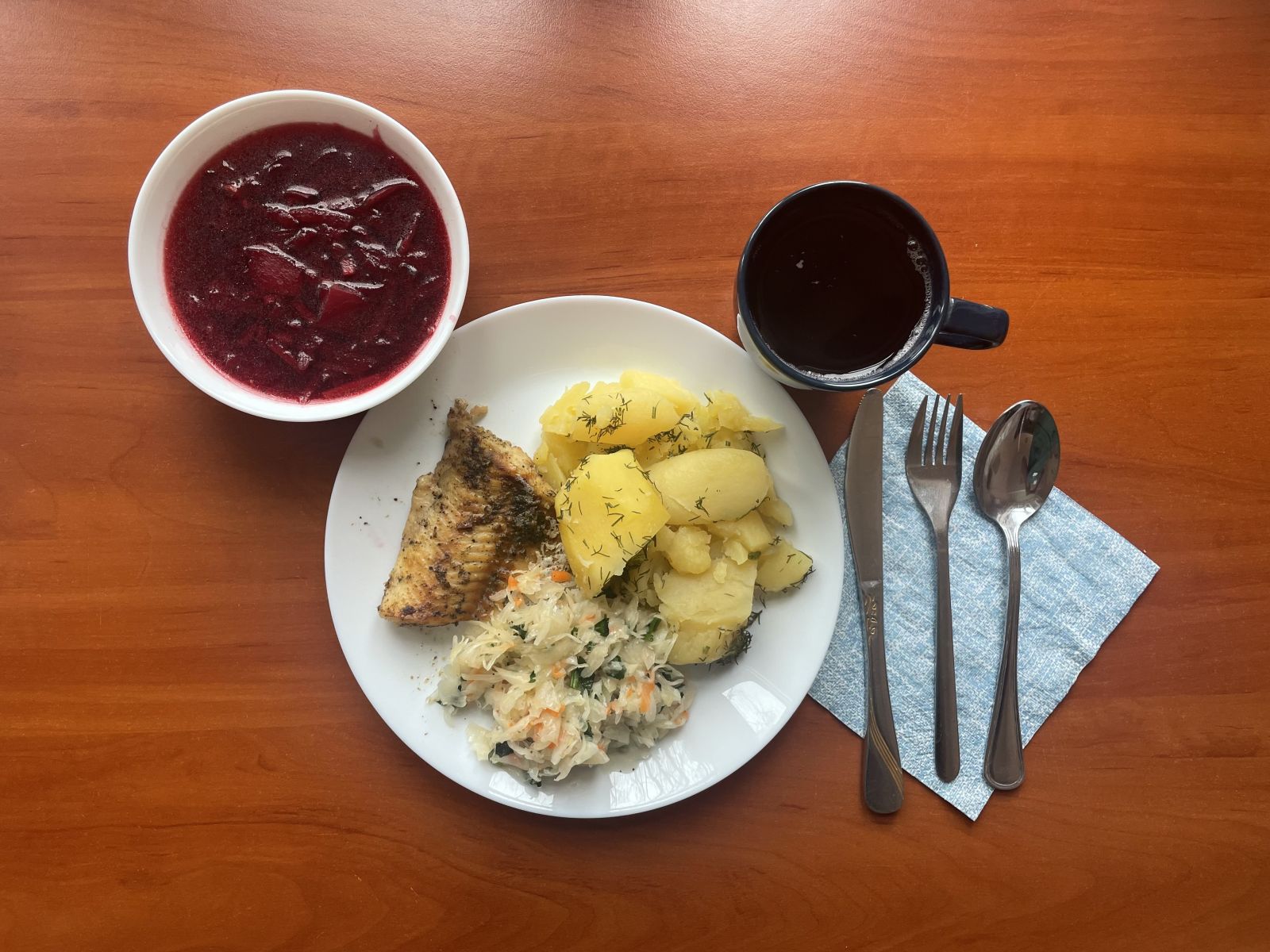 ziemniaki, ryba, surówka z kapusty