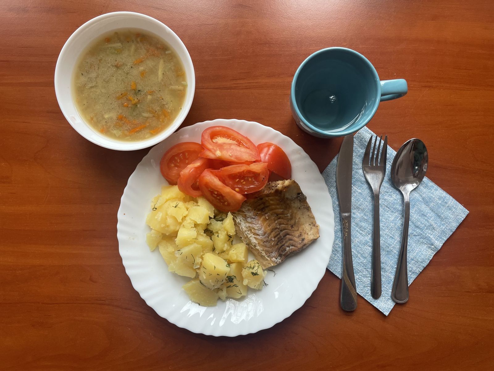 ziemniaki, ryba, pomidory w oleju