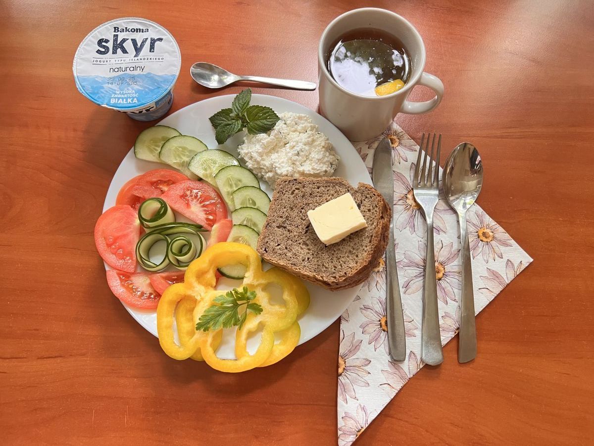 Chleb razowy, pomidor, ogórek, papryka, twaróg, masło