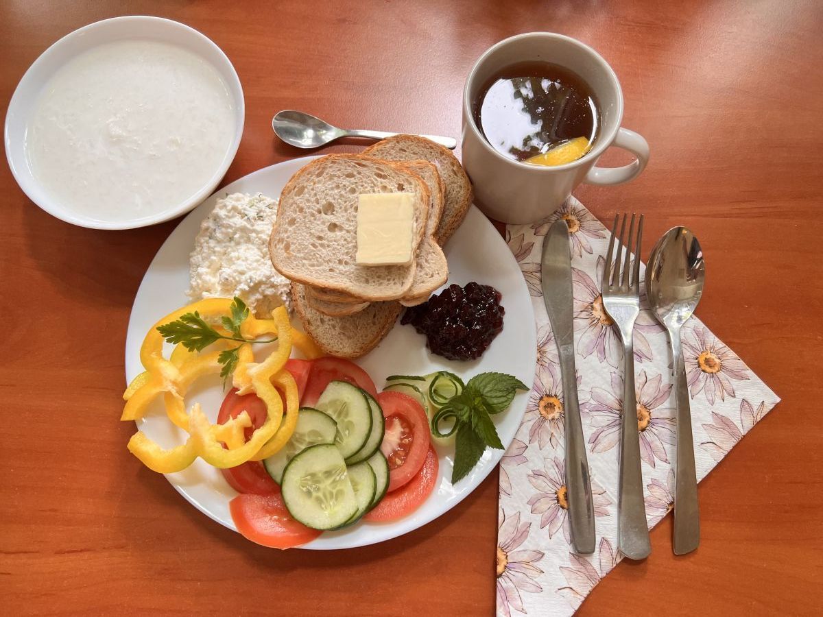 Płatki ryżowe gotowane na mleku, chleb pszenny i razowy, pomidor, ogórek, papryka, twaróg, dżem