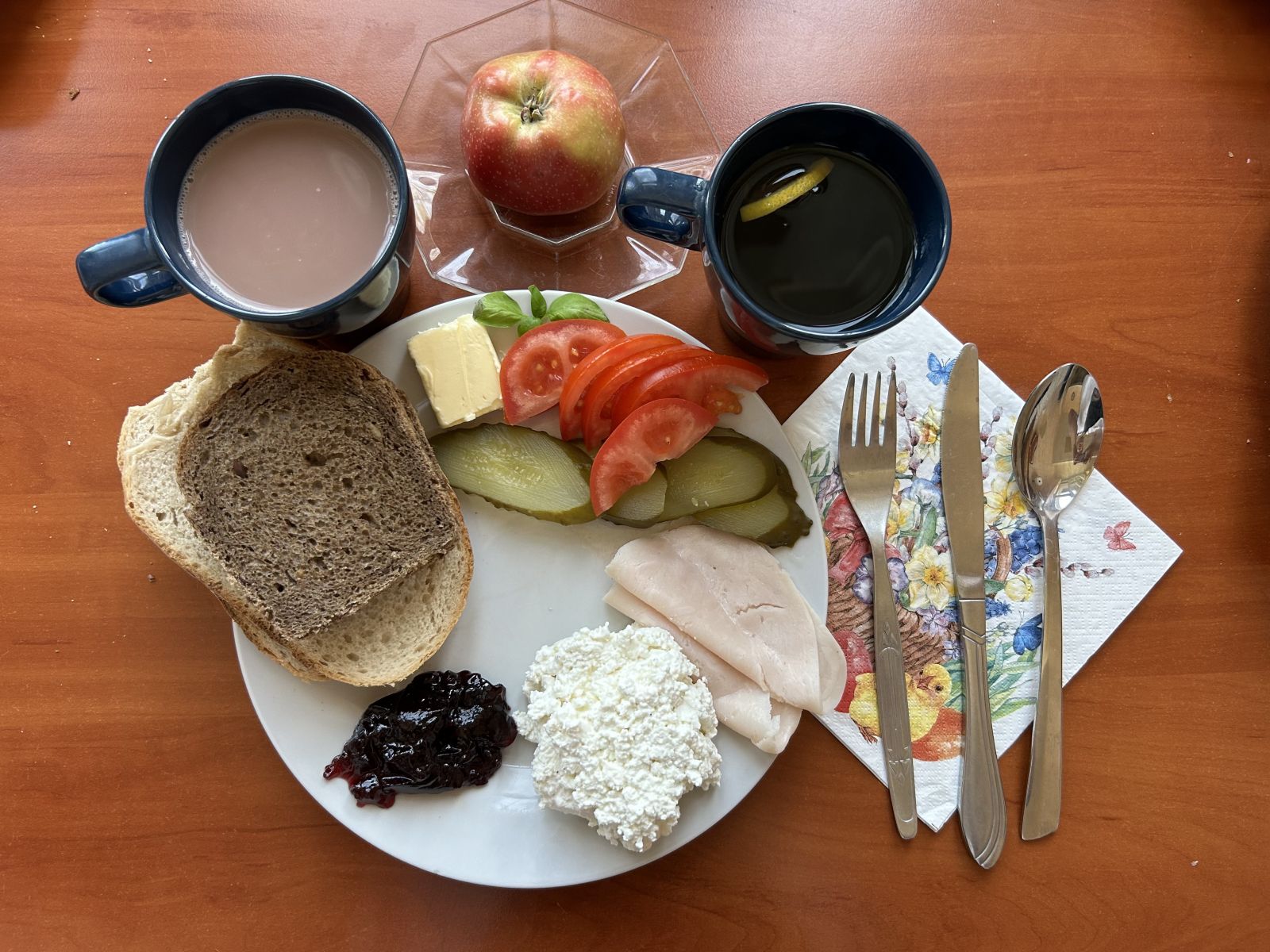 chleb żytni razowy, chleb pszenny, twaróg, dżem, węglina, ogórek kiszony, pomidor