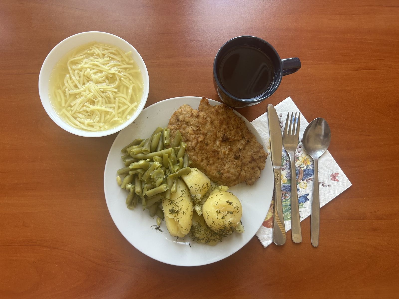 rosół z makaronem, kotlet schabowy, fasolka, ziemniaki, kompot