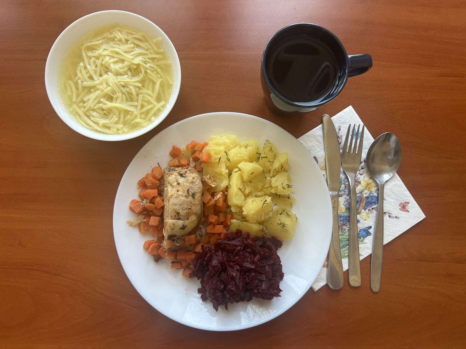 rosół z makaronem, schab duszony, buraki tarte, ziemniaki, kompot