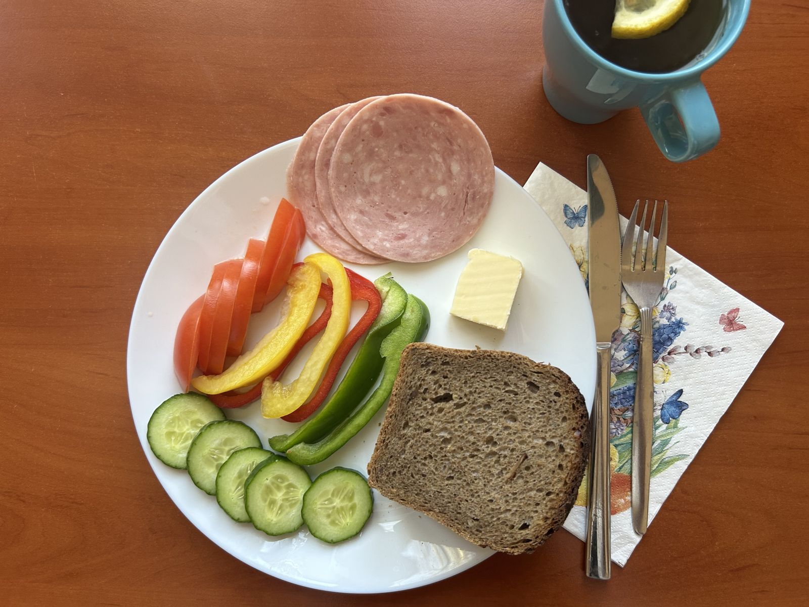 chleb żytni,. paprya, pomidor, ogórek, wędlina, masło