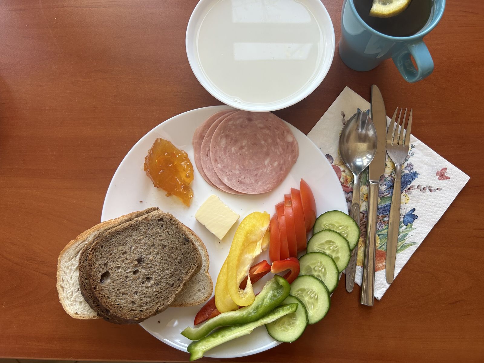 PŁATKI OWSIANE GOTOWANE NA MLEKU. CHLEB ŻYTNI, CHLEB PSZENNY, WĘDLINA, DŻEM, MASŁO, PAPRYKA, POMIDOR, OGÓREK