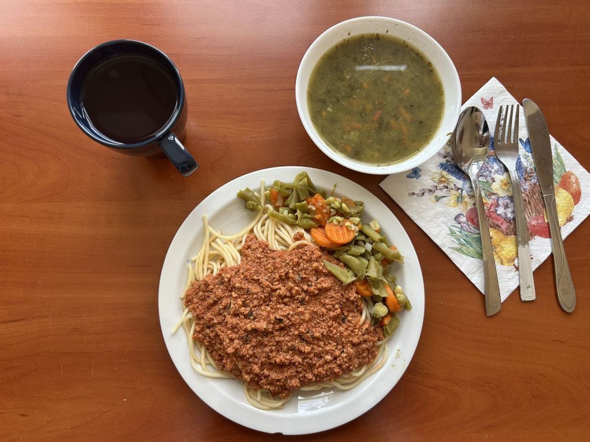 zupa szczawiowa, makaron spaghetti z sosem bolońskim, bukiet warzyw