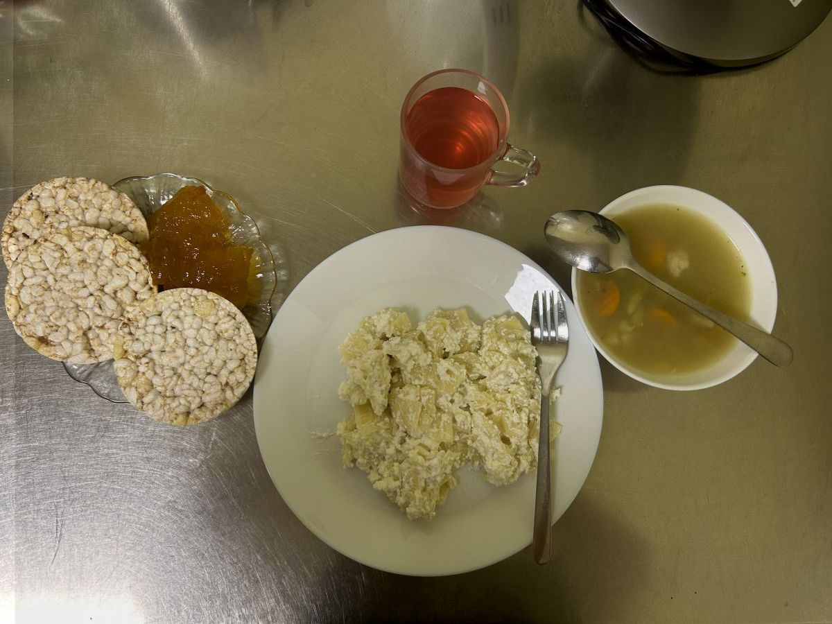 zupa jarzywnowa, makaron z serem na słodko, wafle ryżowe, dżem