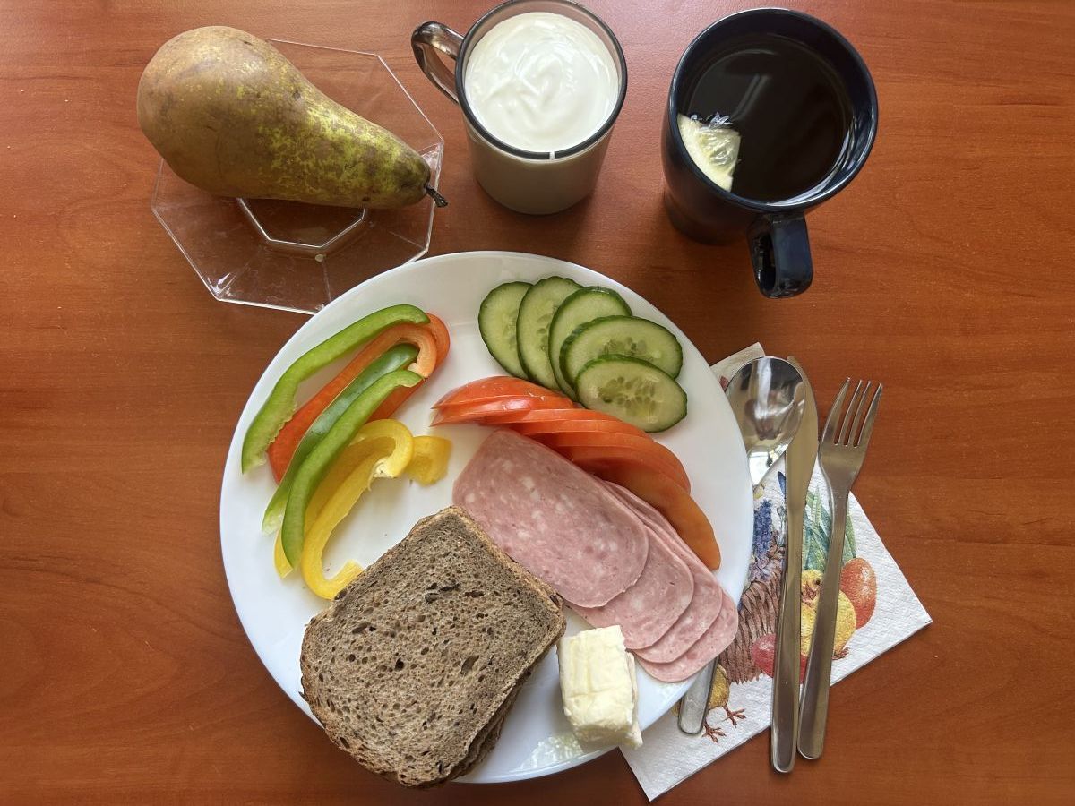 Chleb żytni, pomidor, ogórek, papryka, wędlina drobiowa, herbata