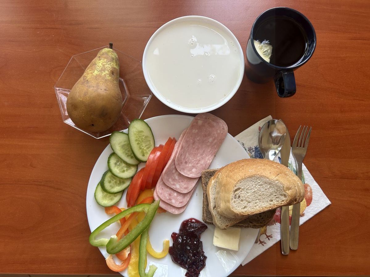 Płatki owsiane na mleku, chleb pszenny i żytni, pomidor, ogórek, papryka, wędlina, dżem. herbata