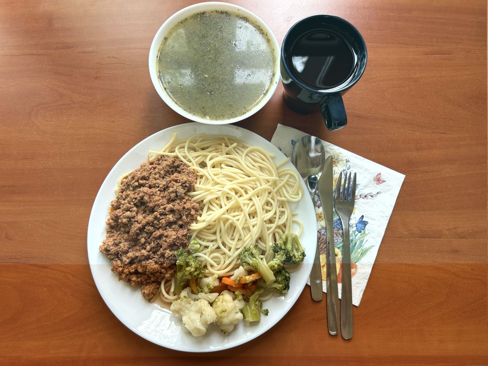 Zupa szczawiowa Sos boloński  Makaron spaghetti ugotowany Bukiet warzyw gotowanych Kompot 