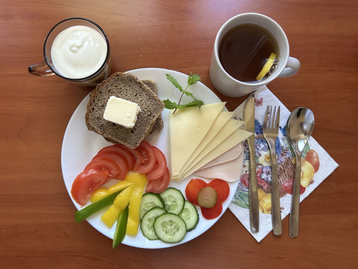 Chleb żytni, pomidor, ogórek, papryka, ser, wędlina, herbata