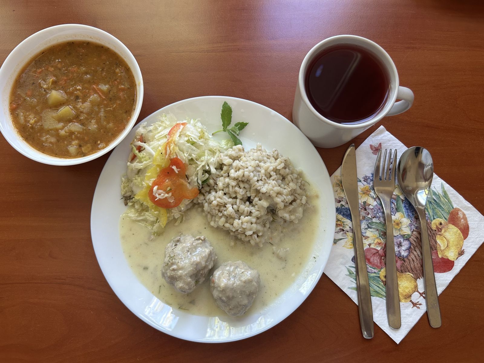 Zupa grochowa, Pulpety w sosie koperkowym, Kasza jęczmienna perłowa gotowana, Surówka z kapusty pekińskiej, Kompot