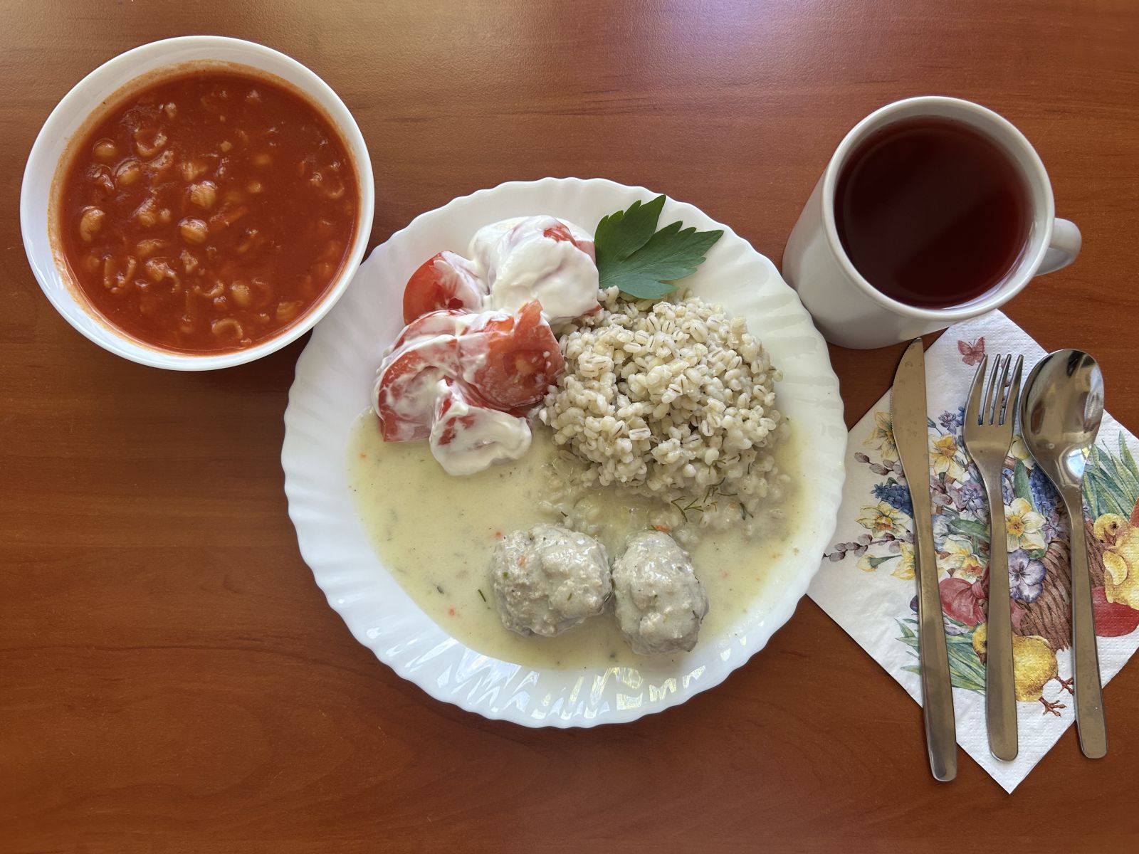 Zupa pomidorowa, Pulpety w sosie koperkowym, Kasza jęczmienna perłowa gotowana, Pomidory z jogurtem, Kompot