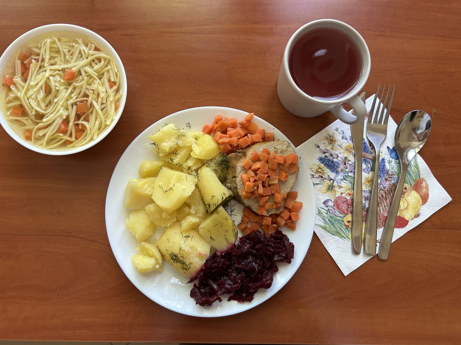 rosół, schab duszony z warzywami, buraki tarte, ziemniaki, kompot