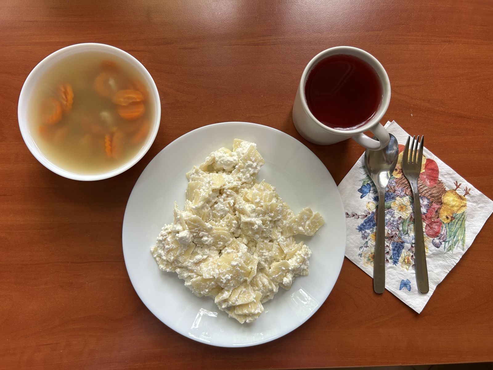 Zupa jarzynowa, makaron z serem na słodko, kompot