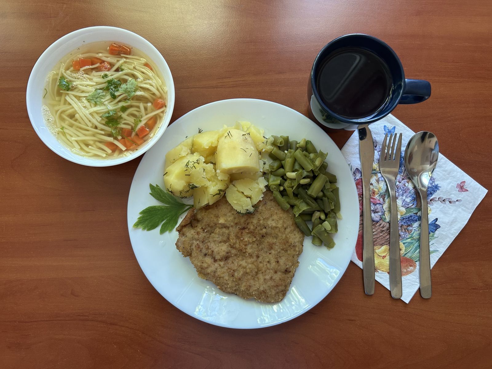 Rosół z makaronem, kotlet schabowy, ziemniaki gotowane, fasolka szparagowa, kompot