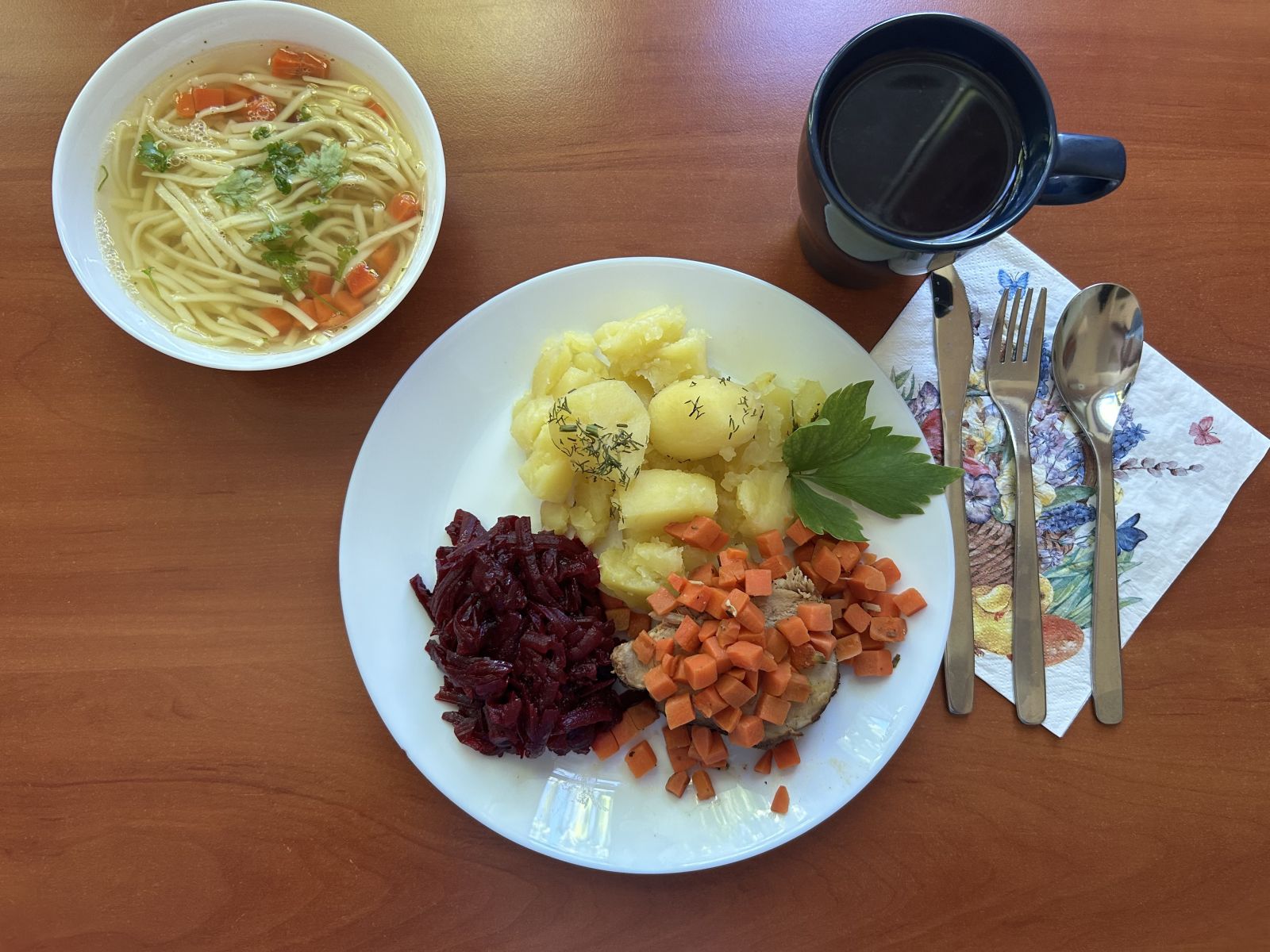 Rosół z makaronem, schab, ziemniaki gotowane, buraki tarte, kompot