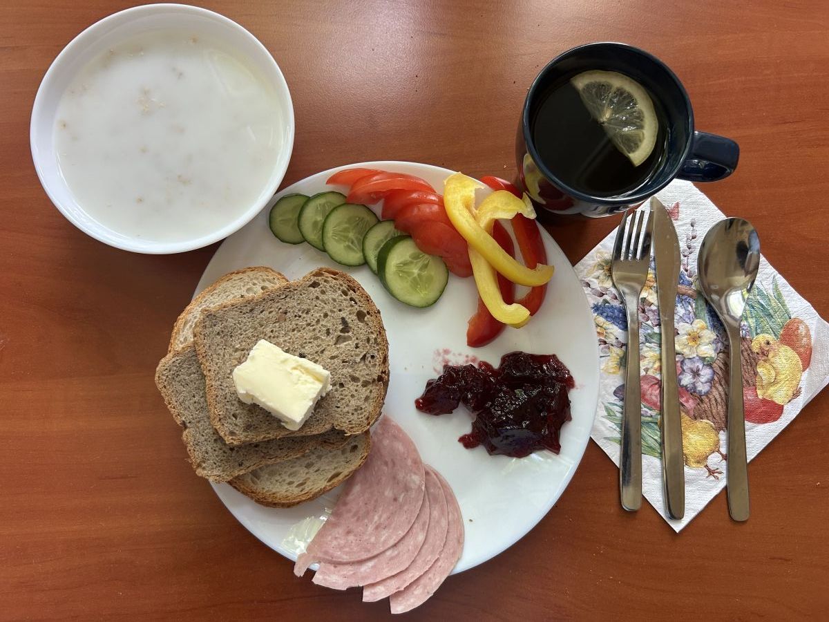 Płatki owsiane na mleku, chleb pszenny i żytni, pomidor, ogórek, wędlina, dżem