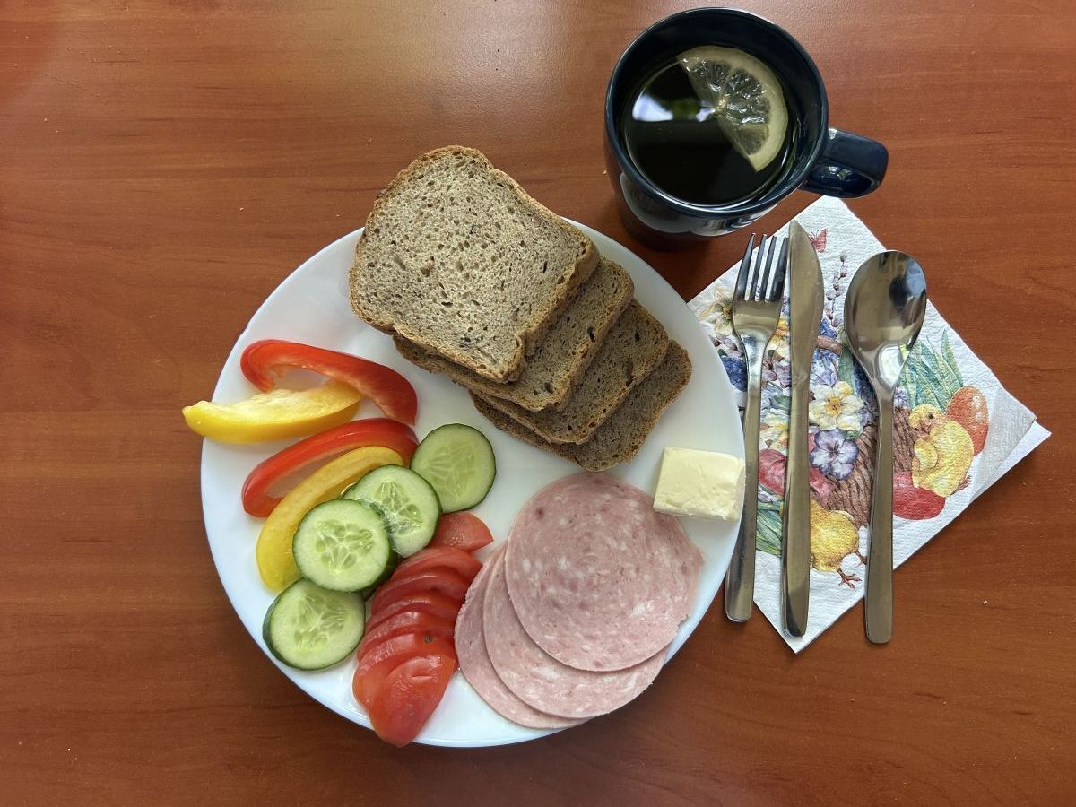 Chleb żytni, masło, pomidor, ogórek,  wędlina, herbata