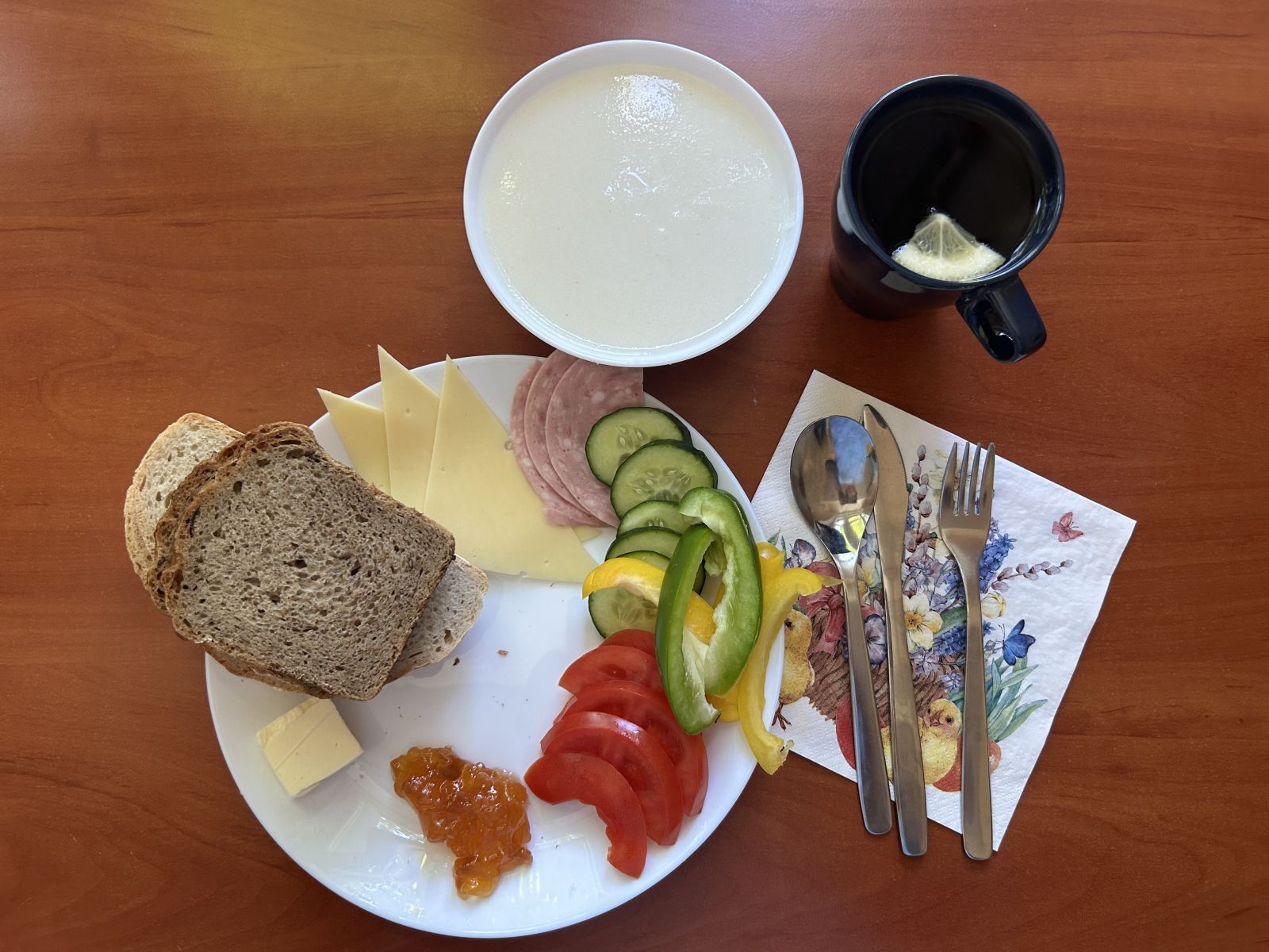 Kasza manna na mleku, chleb pszenny i żytni, pomidor, ogórek, papryka, wędlina, ser, dżem