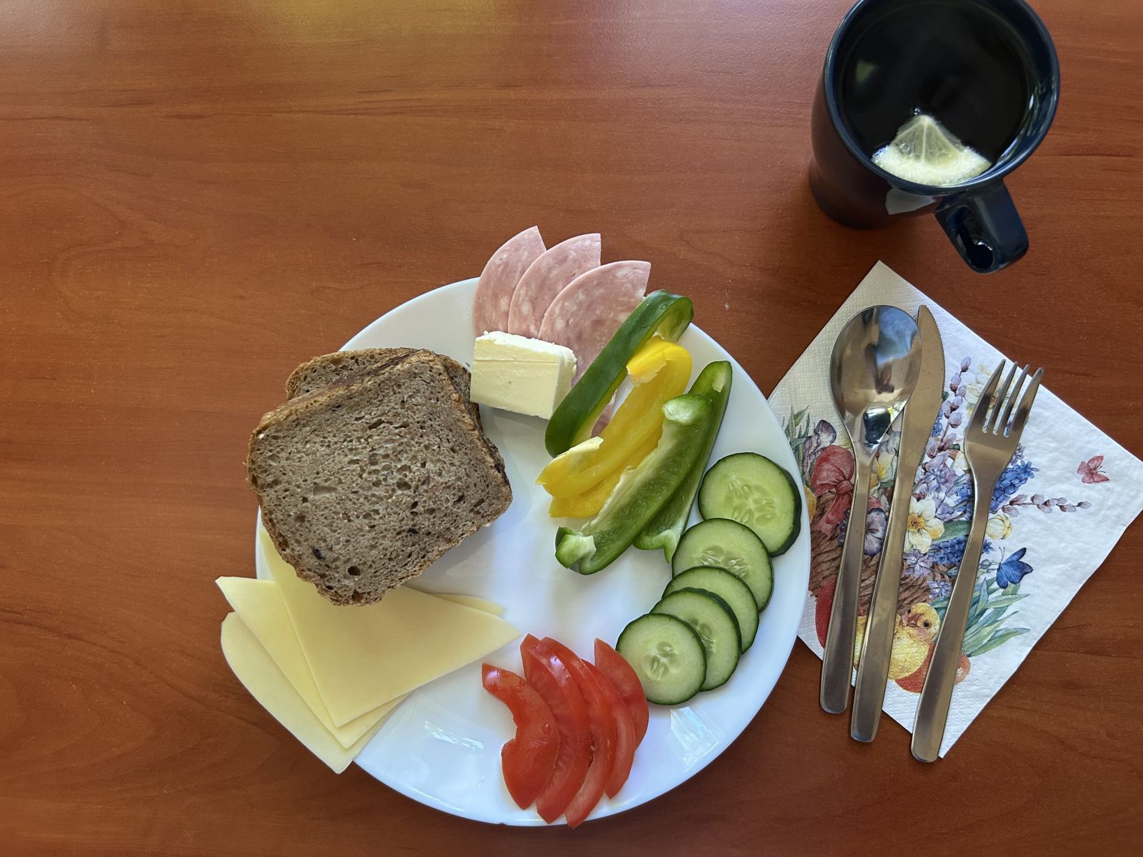 Chleb żytni, pomidor, ogórek, papryka, wędlina, ser