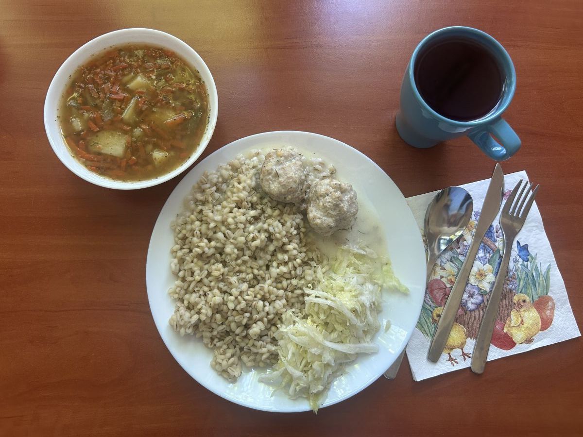 Zupa grochowa, pulpety w sosie koperkowym, kasz jęczmienna perłowa, surówka