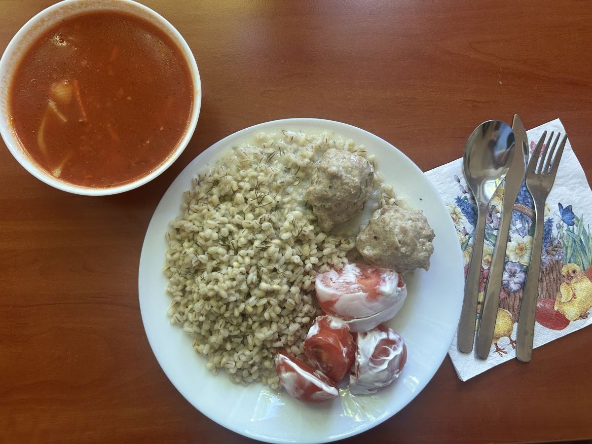 Zupa pomidorowa, pulpety w sosie koperkowym, kasz jęczmienna perłowa, pomidory z jogurtem