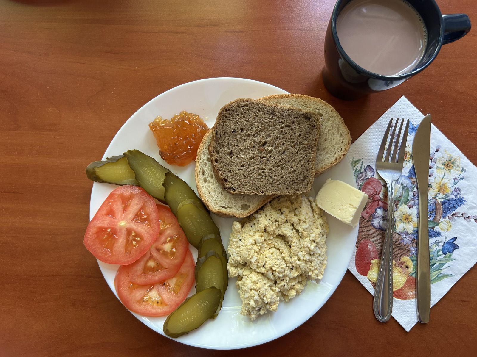 Chleb pszenny i żytni, pomidor, ogórek, pasta jajeczna z tuńczykiem, dżem