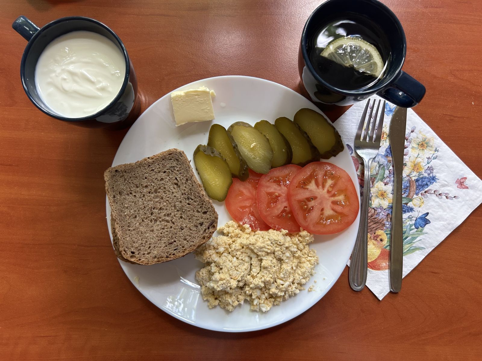 Chleb żytni, pomidor, ogórek,  pasta jajeczna z tuńczykiem 