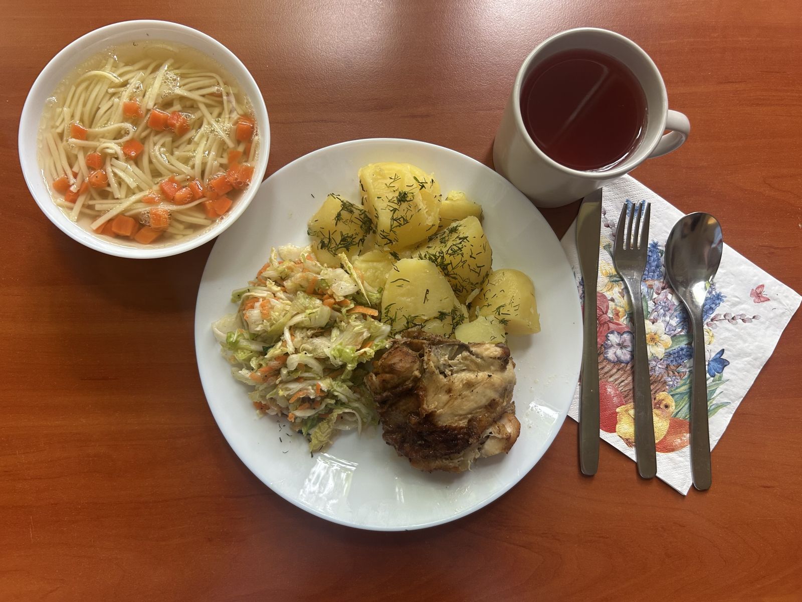 Rosół, pieczone podudzia z kurczaka, ziemniaki gotowane, surówka z kapusty