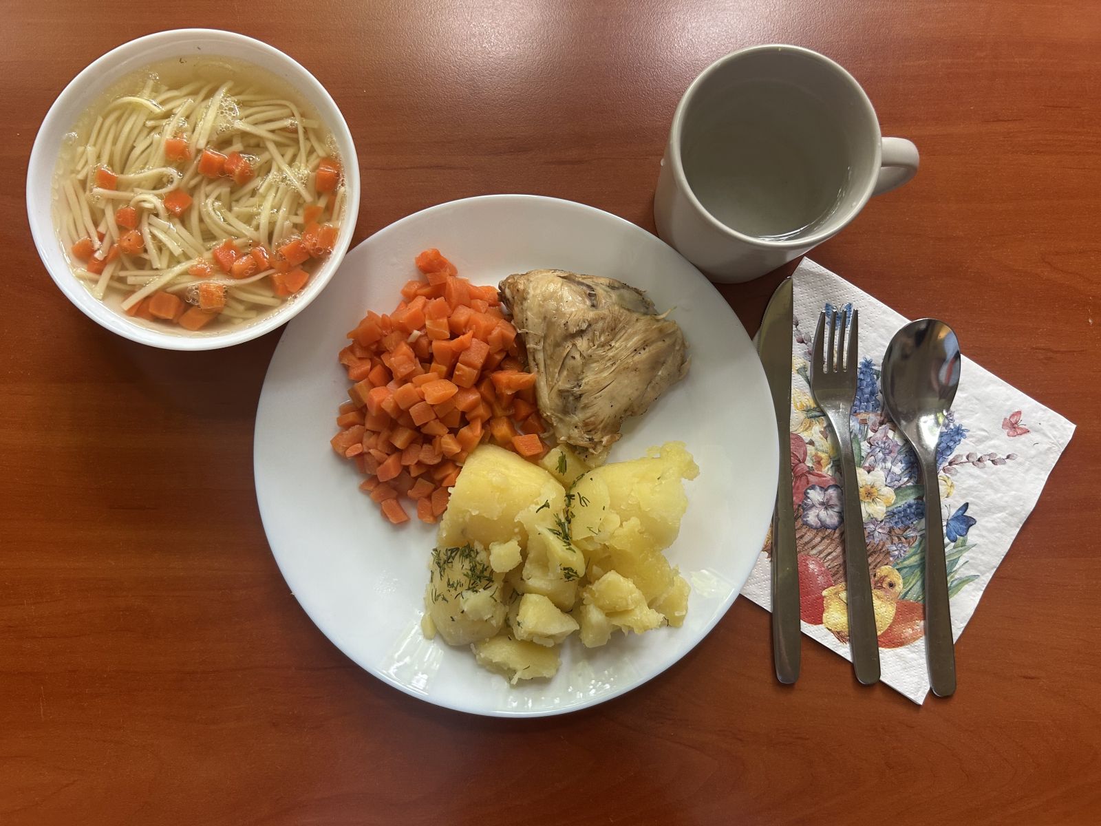 Rosół, pieczone podudzia z kurczaka, ziemniaki gotowane, surówka z marchewki