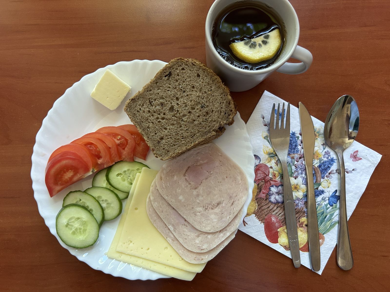 Chleb żytni, masło, pomidor, ogórek, ser, wędlina, herbata