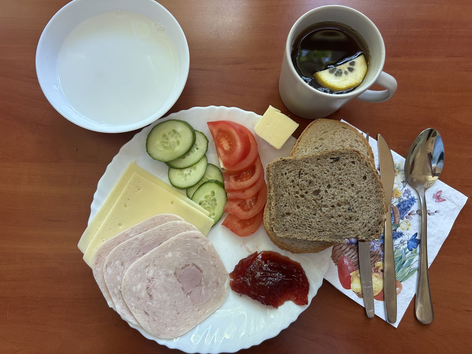 Makaron na mleku, chleb pszenny i żytni, pomidor, ogórek, ser, wędlina, dżem, herbata