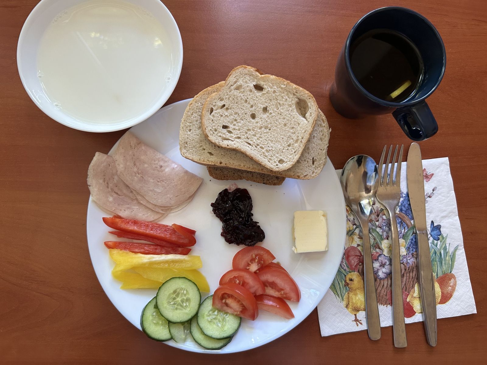 Makaron na mleku, chleb pszenny i żytni, pomidor, ogórek, ser, wędlina, dżem, herbata